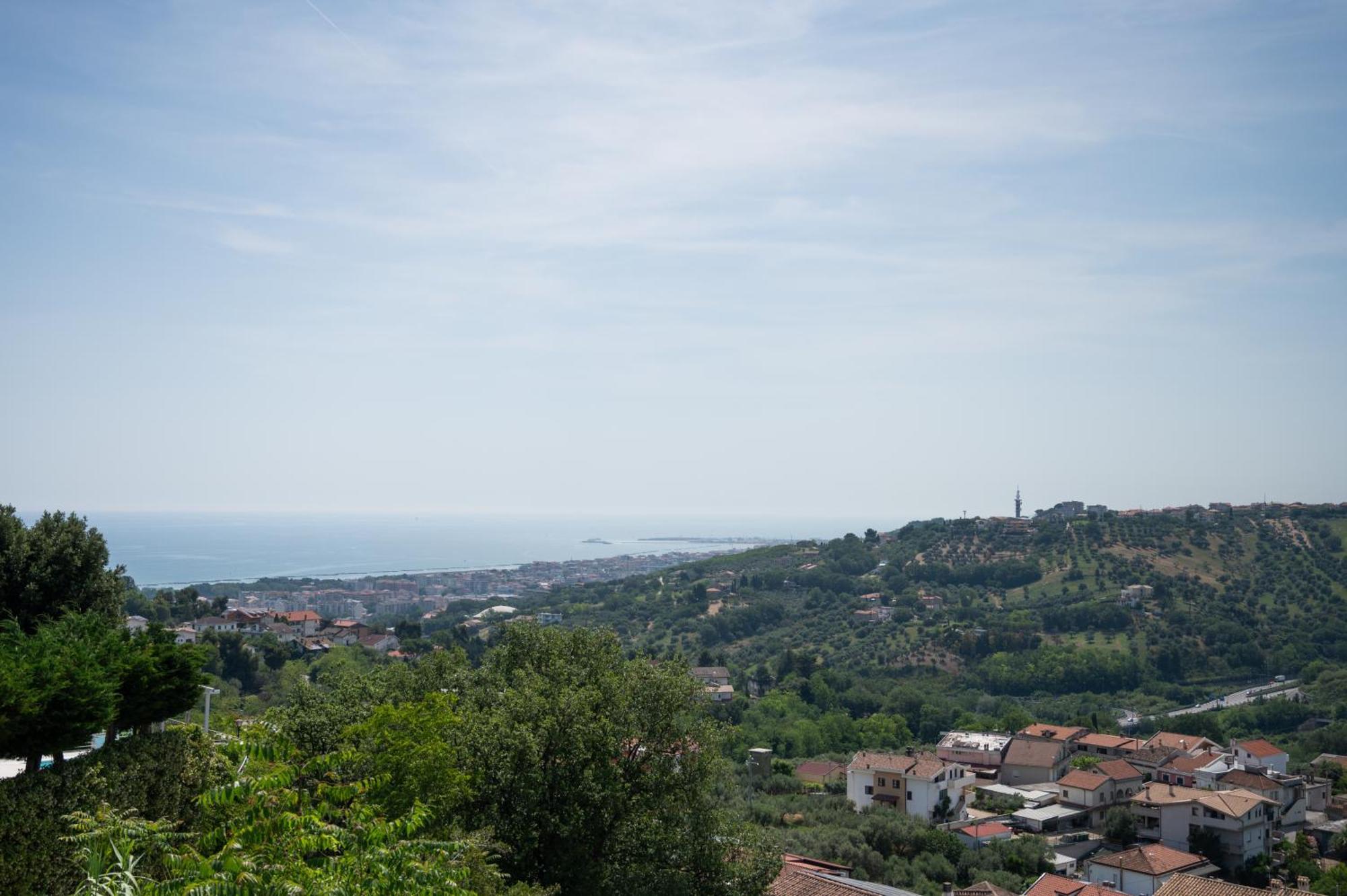 Casa Vista Mare E Colline A Montesilvano Colle ภายนอก รูปภาพ